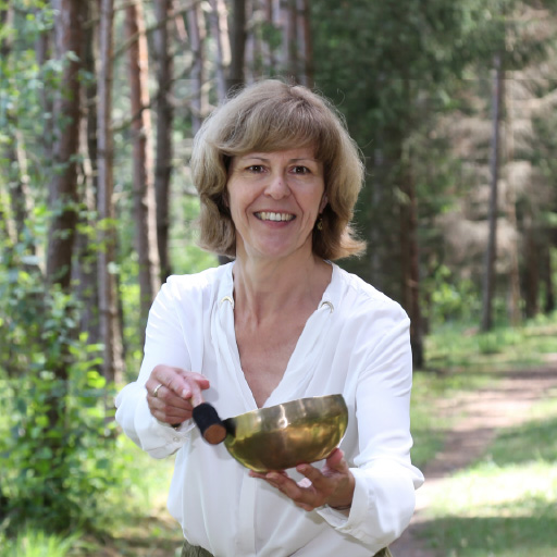 Stefanie Grzeski-Ruf mit einer Klangschale im Wald