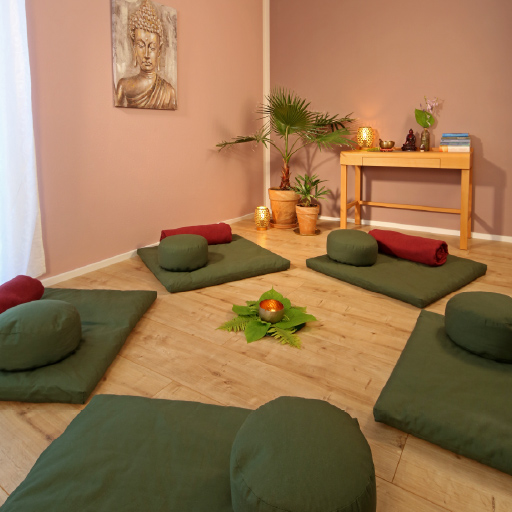 Meditationsraum mit Meditationskissen